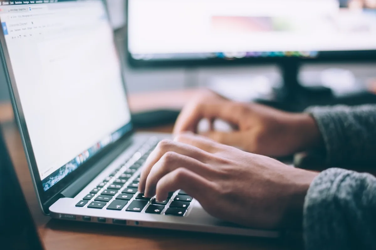 Moderne werkomgeving — laptop, plant en focus